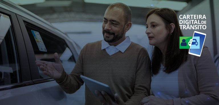 Vendedor segurando tablet mostra carro para compradora e no canto superior direito o ícone da carteira digital de transito - cdt