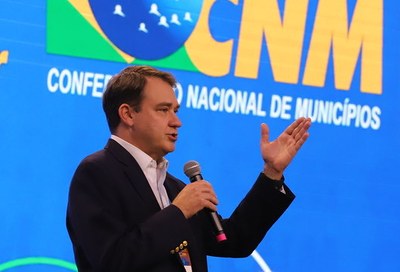 Gileno Barreto, presidente do Serpro, apresentando o Cidades Gov.br durante o encerramento da Marcha a Brasilía em Defesa dos Municípios