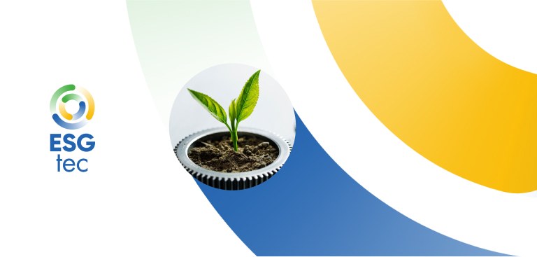 Imagem de uma plantinha brotando em um pequeno vaso. À esquerda deste vaso, podemos ver a marca ESGtec