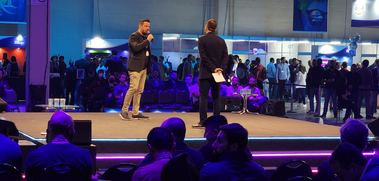 Eduardo Sampaio Cardim, gerente do Serpro, anuncia o lançamento do Cloud One no palco principal do VMware Explore