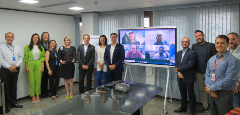 Executivos das duas empresas se reúnem para a entrega do troféu Top 1 do programa Enterprise Skills