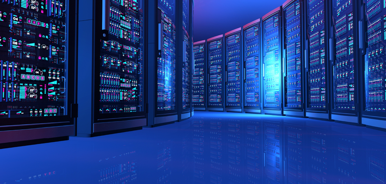 Imagem de um centro de dados exibindo uma série de gabinetes de computadores