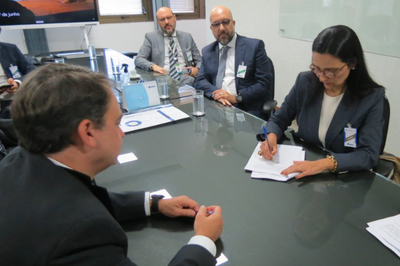 Momento em que a presidente do CNB, Giselle Barros, assina o contrato com o Serpro