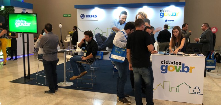 Participantes da Marcha a Brasília em Defesa dos Municípios visitam o estande do Serpro no evento para conhecer as soluções desenvolvidas pela empresa para a gestão pública Participantes da Marcha a Brasília em Defesa dos Municípios visitam o estande do Serpro no evento para conhecer as soluções desenvolvidas pela empresa para a gestão pública