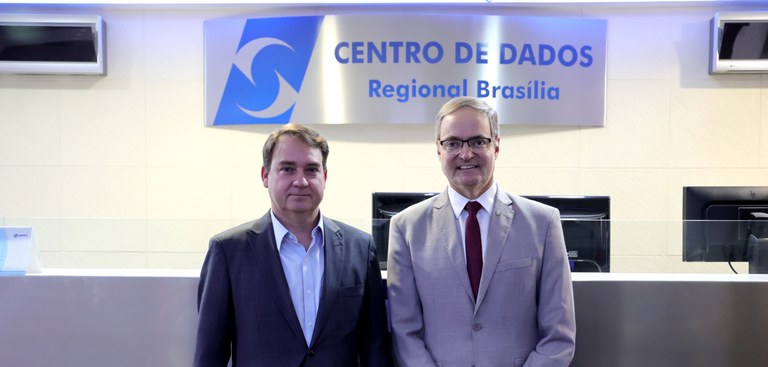 O presidente do Serpro, Gileno Barreto, e o presidente do Conselho Federal de Contabilidade, Aécio Dantas, no Centro de Dados do Serpro, em Brasília