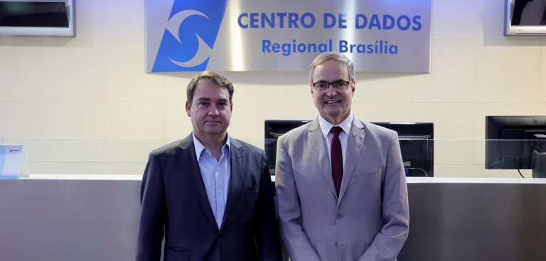 O presidente do Serpro, Gileno Barreto, e o presidente do Conselho Federal de Contabilidade, Aécio Dantas, no Centro de Dados do Serpro, em Brasília