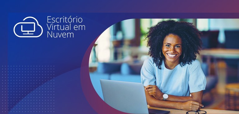 Fotografia de uma mulher sorrindo enquanto sentada à mesa com um laptop. À esquerda, marca do Escritório Virtual em Nuvem sobre fundo azul