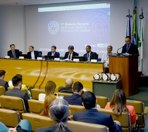 Registro da mesa da Cerimônia de entrega dos troféus aos vencedores do Prêmio Serpro de Privacidade e Proteçãoo de Dados