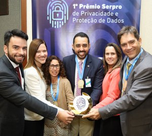 Uma das equipes vencedoras do Prêmio Serpro de Privacidade e Proteçãoo de Dados