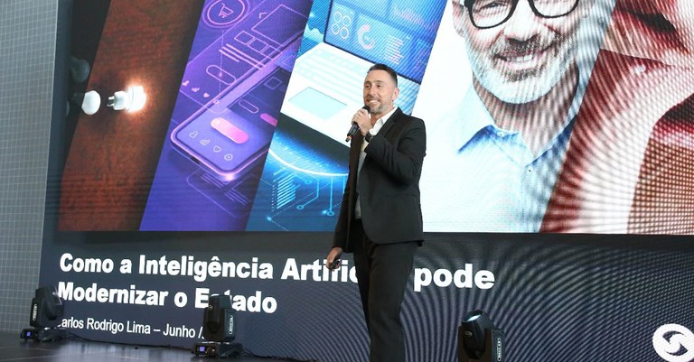 Carlos Rodrigo Lima no Innova Summit - palco inovação.jpg