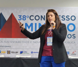 Dulcimara Delfes durante palestra na sala Alto Paranaíba do 38º CMM
