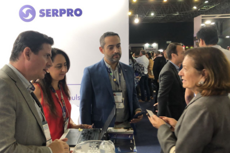 Equipe de negócios do Serpro no estande da empresa