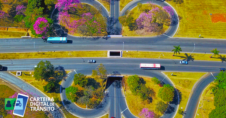 Imagem de vias urbanas sobre a qual, no canto inferior esquerdo, está aplicada a marca da Carteira Digital de Trânsito