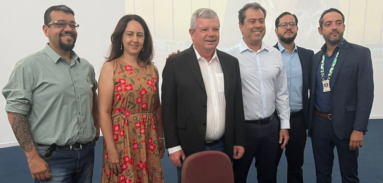 Axel Grael, prefeito de Niterói, em um registro fotográfico junto aos representantes do Serpro no Conlestech 2023