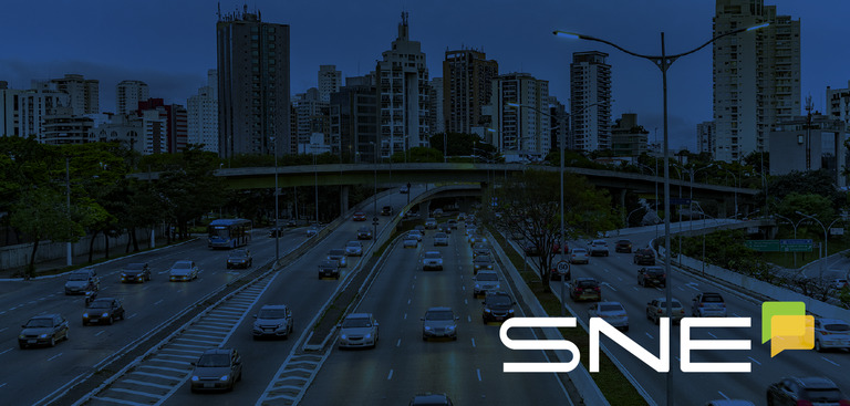 Imagem da cidade de São Paulo sob filtro na cor azul. No canto à direita, a marca do SNE