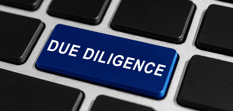 Imagem de um teclado no qual em um dos botões está escrita a expressão "due diligence"