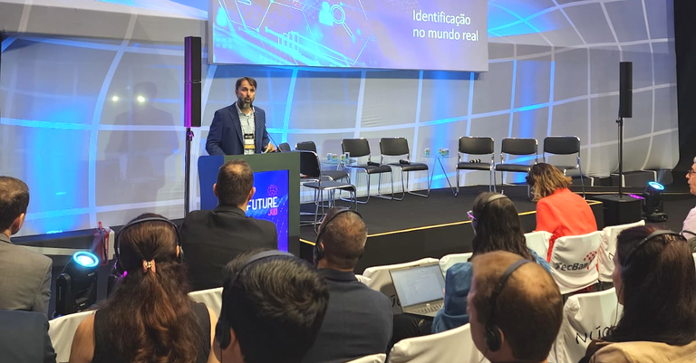 Diretor Leandro Garcia palestra no Futurecom 2023.png