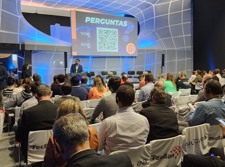 Publico na palestra do diretor Leandro Garcia na Futurecom 2023.png