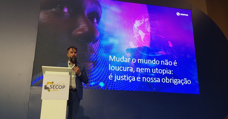 Leandro Garcia palestra com imagem de pessoa negra ao fundo e frase mudar o mundo não é loucura, nem utopia é ustiça e nossa obrigação.jpg