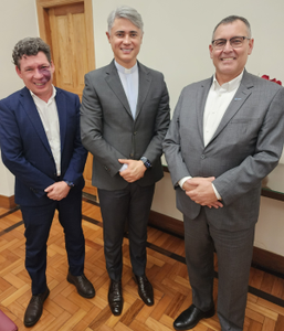 Da esquerda para a direita: deputado federal Reginaldo Lopes (PT-MG); Luís Henrique Eloy e Silva (reitor PUC MG); Alexandre Amorim (presidente do Serpro)