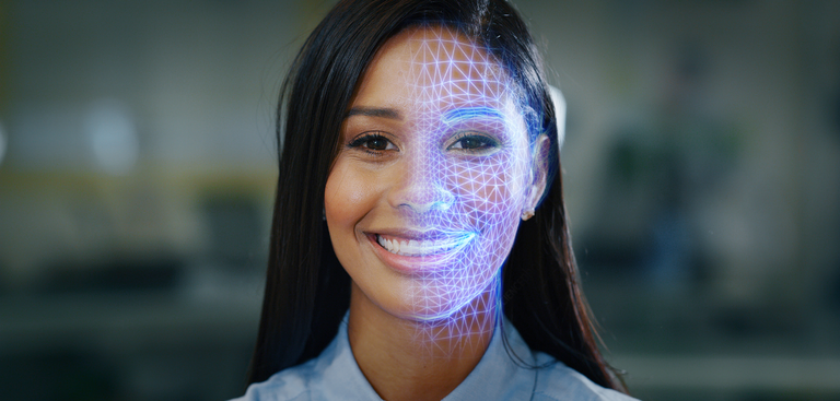 Escaneamento futurista e tecnológico do rosto de uma mulher para reconhecimento facial