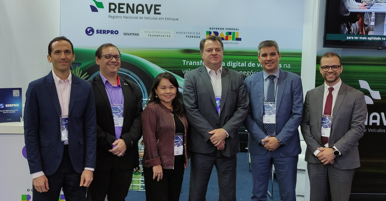 Equipe de negócios do Serpro no estande da empresa na Expofenabrave