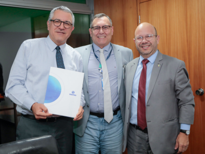 Ministro Alexandre Padilha, presidente Alexandre Amorim e Olavo Noletto, secretário executivo da SRI