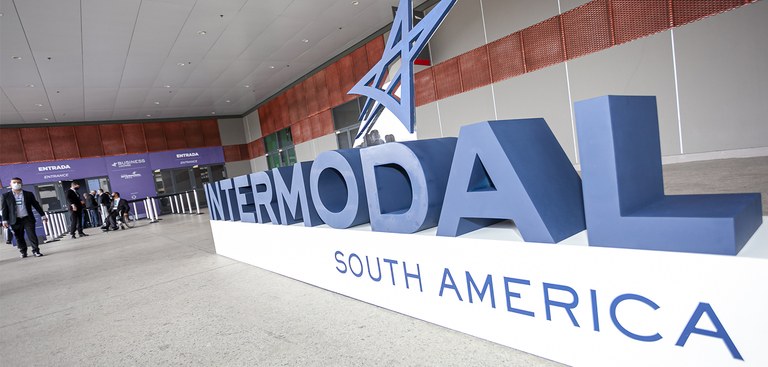 Foto da entrada do evento com pórtico com o nome "Intermodal South America"