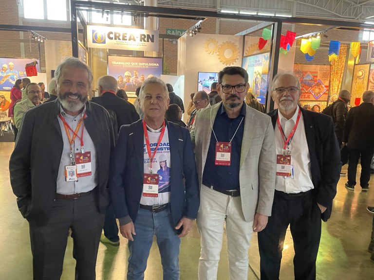 Claudionaldo Câmara (terno claro), do Crea-RN, recepciona os representantes do Serpro, José de Moura e Osni Bunn, no Soea, em Gramado