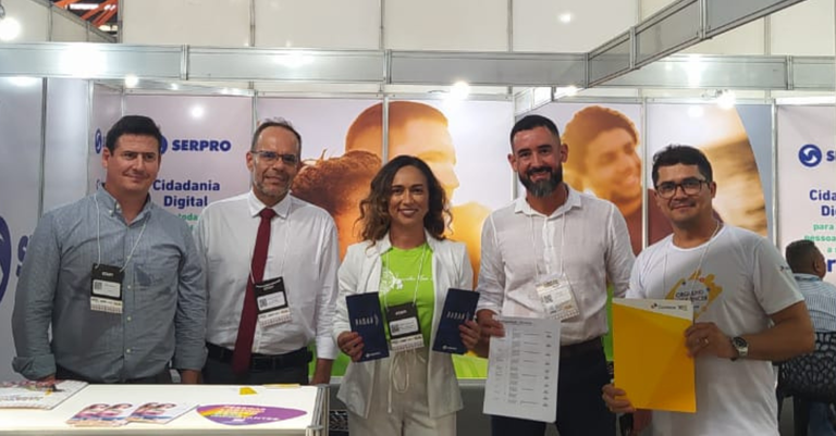 Equipe de Negócios do Serpro recebeu os participantes no estande da empresa montado para a Caravana