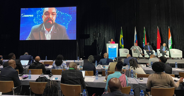 Rafael Ferreira, gerente do Serpro, faz apresentação por videoconferência para os participantes do encontro na África do Sul