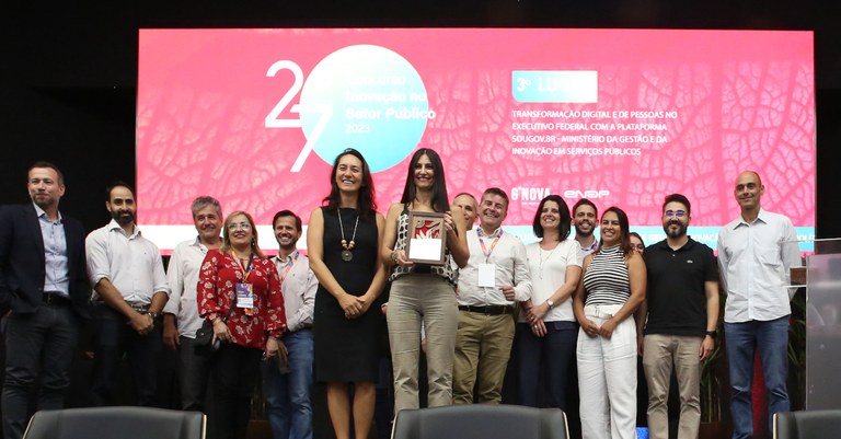 Representantes do MGI e do Serpro recebem placa de premiação do Concurso de Inovação.jpg