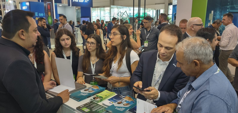 Participantes da feira visitam o estande do Serpro em busca de informações sobre as soluções tecnológicas da empresa disponíveis para os municípios brasileiros