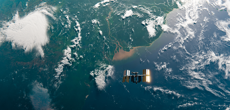 Imagem de um satélite sobrevoando a foz do rio Amazonas