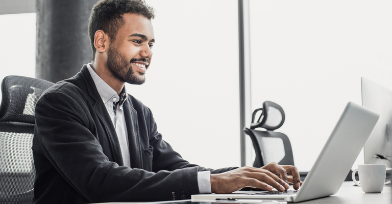 Homem em escritório trabalhando no computador