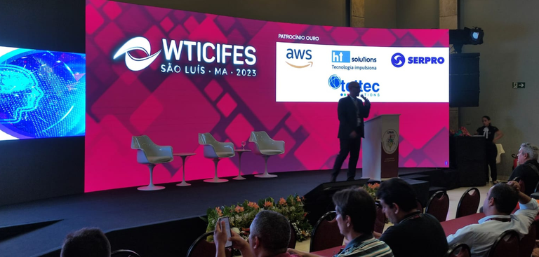 Idarlan Martins Machado, gerente de Negócio para Soluções de Educação no Serpro, sobe ao palco do WTICIFES