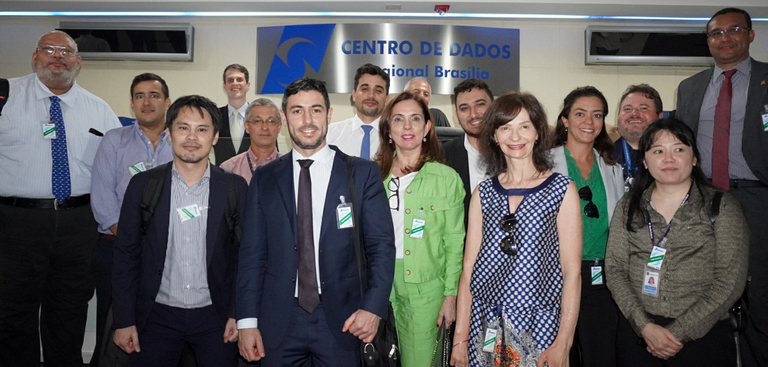 Integrantes da comitiva posam para um registro fotográfico na entrada do Centro de Dados do Serpro, em Brasília