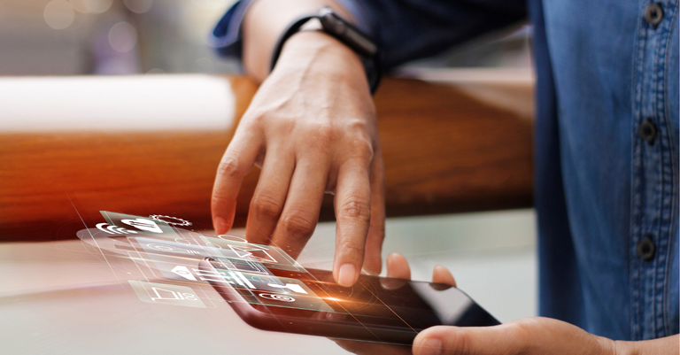 Homem operando um smartphone