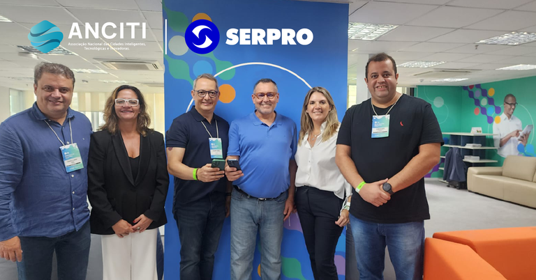 Presidente do Serpro e da Anciti, ao centro, assinam o documento com certificado digital mobile do Serpro