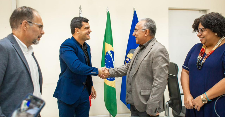 Thiago Baere, superintendente do Serpro, cumprimenta o prefeito de Belém, Edmilson Rodrigues, no ato da assinatura do contrato