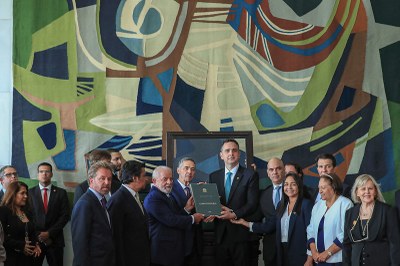 Presidente Luiz Inácio Lula da Silva acompanhado do presidente do Senado Federal, Rodrigo Pacheco, participam do Ato Democracia Inabalada realizado no Salão Negro do Congresso Nacional / Foto: Lula Marques da Agência Brasil