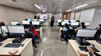 Oficina do Meninas Comp com as estudantes do ensino público do DF.jpg