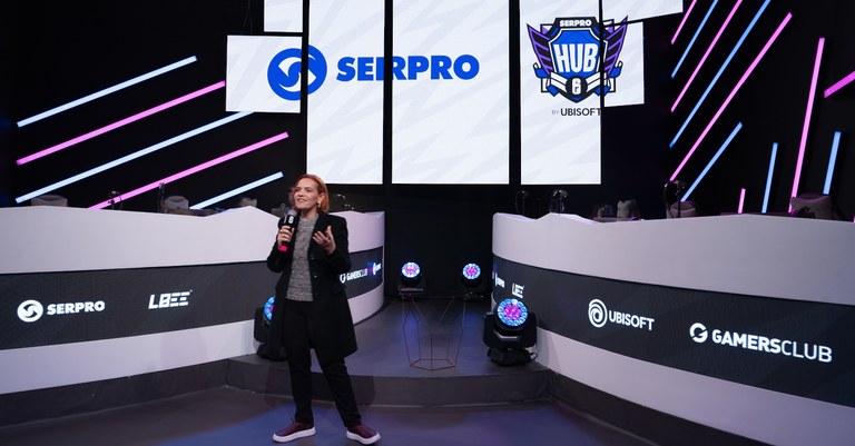 Superintendente Loyanne Salles no palco do lançamento do Hub Serpro.jpg