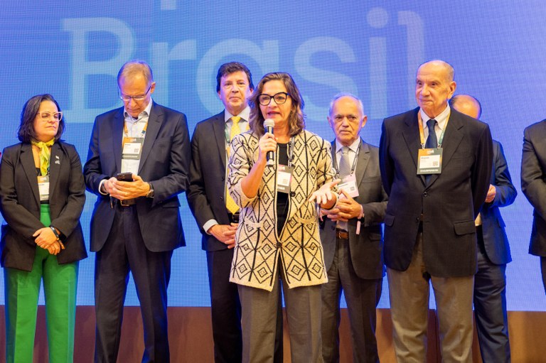 Diretora Ariadne Fonseca discursa junto à delegação brasileira no Web Summit Lisboa close.jpeg