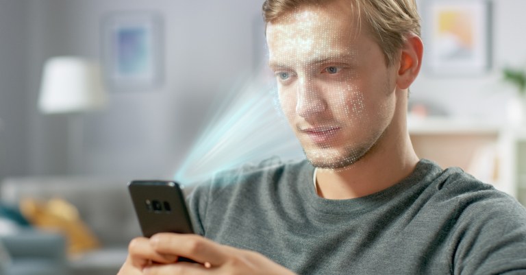 Imagem ilustrando o procedimento de reconhecimento facial feito por meio de um telefone celular