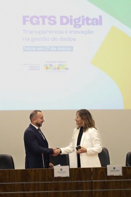 Virgílio Saraiva Valente (coordenador-geral de Gestão e Fiscalização do FGTS) e Ariadne Fonseca (diretora de Desenvolvimento do Serpro)