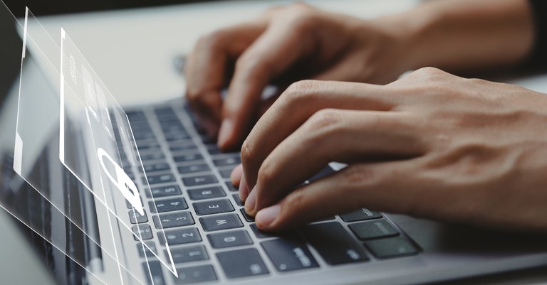 Mãos masculinas usando laptop com tela de login e ícone de acesso seguro à Internet.jpg