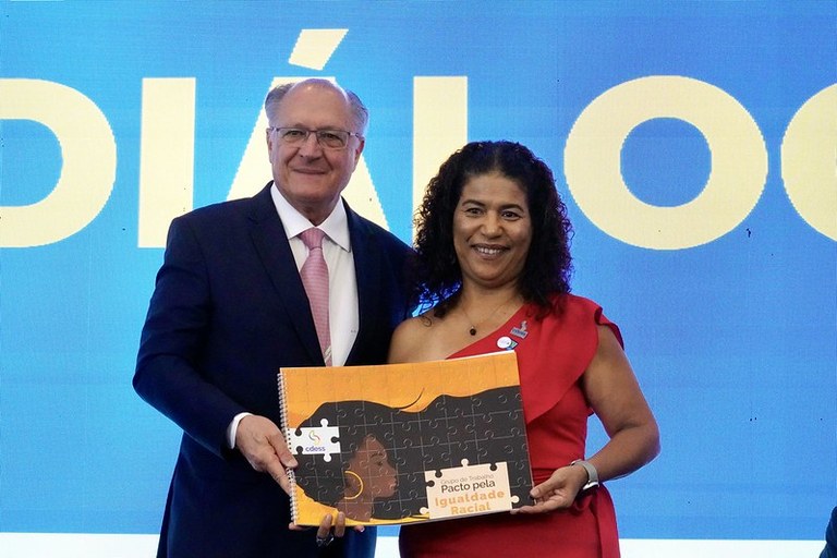 Alckmin e Mônica Veloso no Conselhão com lançamento do PActo pela Igualdade Racial.jpg