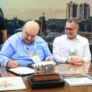 Momento em que o prefeito de Curitiba, Rafael Greca, assina o acordo ao lado de Alexandre Amorim, presidente do Serpro