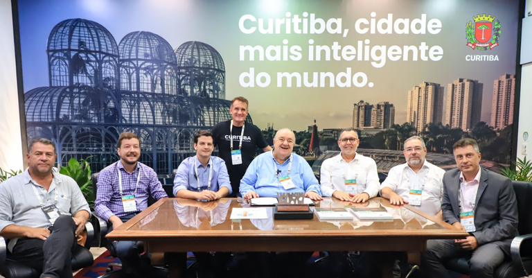 Autoridades reunidas no gabinete do prefeito de Curitiba montado dentro do Smart City Expo 2024